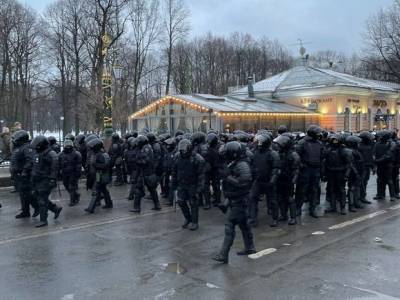 В Петербурге арестовали протестующего, показавшего неприличный жест росгвардейцу