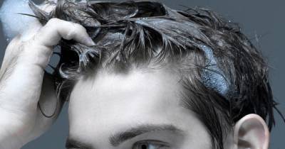 "Почему выпадают волосы": Парикмахер раскрыл ошибку при мытье головы