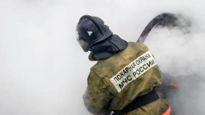Очевидцы засняли дым из квартиры многоэтажного дома в Москве