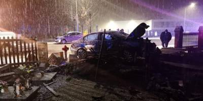 Повредил девять надгробий. В Польше пьяный украинец на автомобиле врезался в ограждение кладбища — полиция