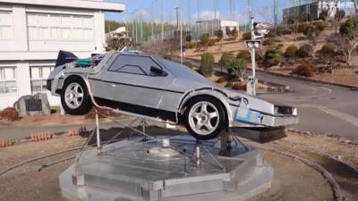 Японские школьники создали копию автомобиля из фильма «Назад в будущее»