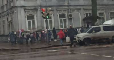 В Одессе почти 400 учебных заведений "заминировал" аноним: детей пришлось эвакуировать под дождь