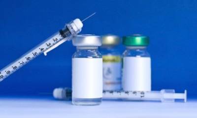 Зеленский поручил разработать программу вакцинации против COVID-19