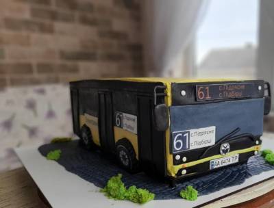 Львовская кондитер удивила тортом в виде пассажирского автобуса №61: фото