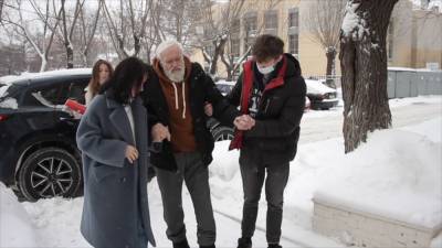 Социальные службы Челябинска бросили на произвол судьбы слепого дедушку.