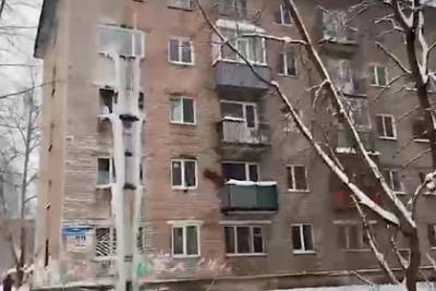 Российские коммунальщики устроили водопад в доме и превратили его в сосульку