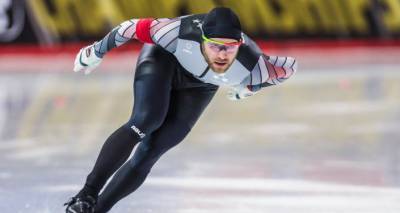 В масс-старте на этапе Кубка мира конькобежец Силовс зацепился за первую восьмерку