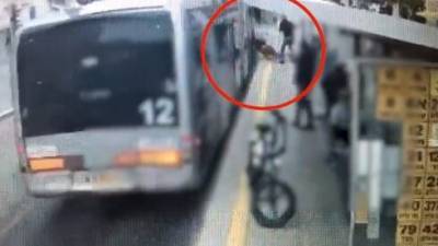 Видео: как 71-летнего жителя Хайфы столкнули под колеса автобуса