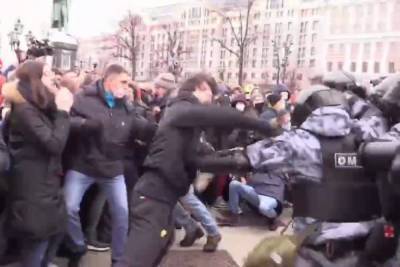 Подравшийся с ОМОНом на митинге в Москве чеченец раскаялся