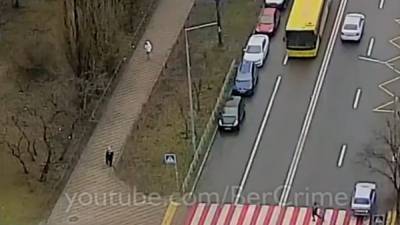 В Киеве автобус сбил на пешеходе человека: видео (18+)
