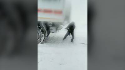 МЧС Казахстана спасает людей из снежных заносов.