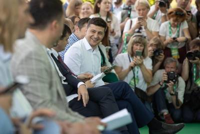 Зеленский приехал на заседание "Слуги народа": его ждет секретный подарок
