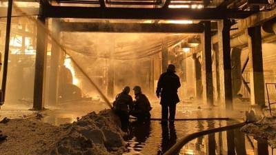 Один человек погиб в крупном пожаре после взрыва на заводе в Башкирии — видео