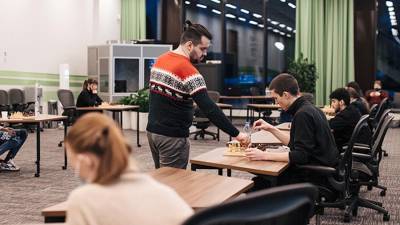 Лучший шахматист России сыграл на «Дне студента» в СберУниверситете