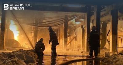 На заводе в Уфе тушат пожар более 120 спасателей