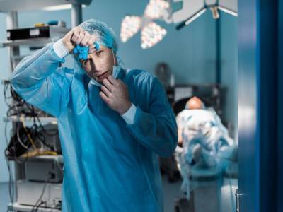 Почти 40% украинских медиков переболели COVID-19, у каждого второго болели сотрудники