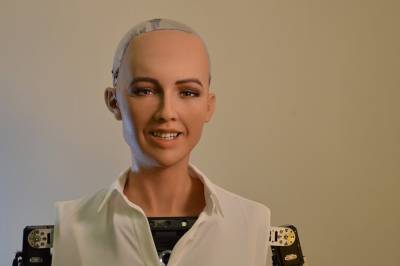 Разработчики робота Софии планируют начать его массовое производство для борьбы с коронавирусом
