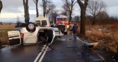 Под Гурьевском легковушка врезалась в дерево и опрокинулась, погиб пассажир