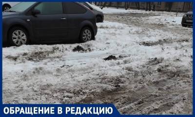 «Убрали снег вместе с детской песочницей»: москвичи рассказали о проблемах с сугробами