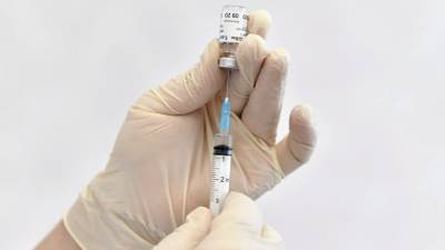 Эксперт оценил действие антител после выздоровления и вакцинации от COVID-19
