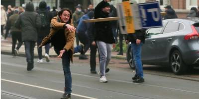 Подожгли центр тестирования. В Нидерландах протесты против коронавирусных ограничений переросли в беспорядки и стычки с полицией