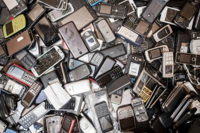 Эксперты подсчитали стоимость смартфонов, которые мы выбрасываем в мусор