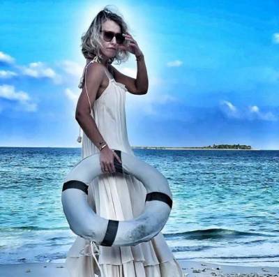 «Мой лотос расцвел»: Ксения Собчак похвасталась облегающим комбинезоном для йоги