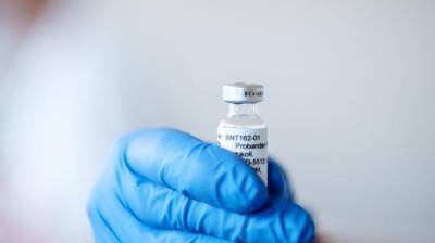 В Минздраве сообщили, когда вакцина от COVID появится в аптеках