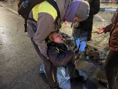 Полицейские извинились перед лежащей в реанимации петербурженкой, получившей удар ногой в живот.