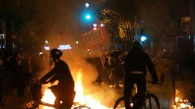 Иерусалим в огне: сотни ортодоксов блокировали улицы и подожгли мусорные баки
