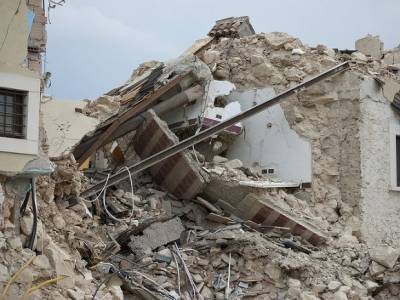 После взрыва в доме под Баку из-под завалов достали живыми шесть человек
