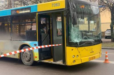В Киеве пассажирский автобус на скорости снес пешехода на "зебре": видео момента ДТП