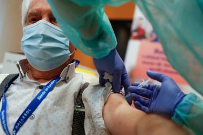 Биолог назвала предельный возраст для вакцинации от коронавируса