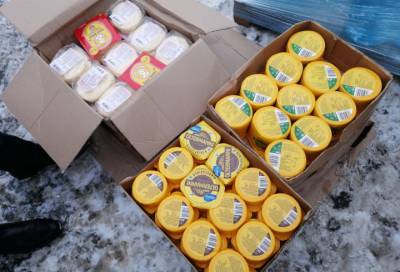 На петербуржском рынке найдены 380 кг нелегальной «молочки» и тысячи пачек сигарет без акцизных марок
