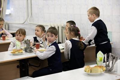 В Казани школьный повар накормила детей едой с пола