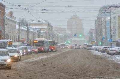 Более 60 спецмашин борются со снегом в Хабаровске
