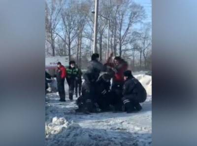 В Прокопьевске женщина напала на сотрудников ДПС: происшествие попало на видео