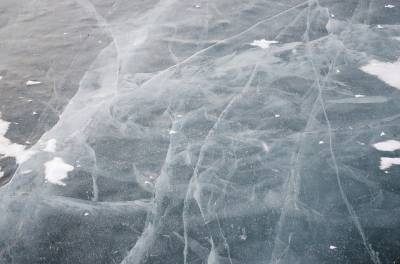 Петербуржцы заметили как человек провалился под лед возле Володарского моста