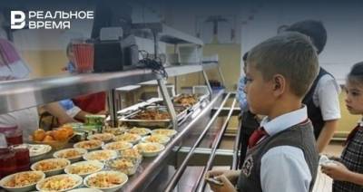В Казани школьный повар накормила детей пельменями с пола — прокуратура проводит проверку