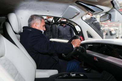 Президент Татарстана испытал электромобиль «Кама-1»