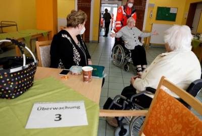 Европейские дома престарелых: в Польше работают нелегально, а в Британии погрязли в скандалах