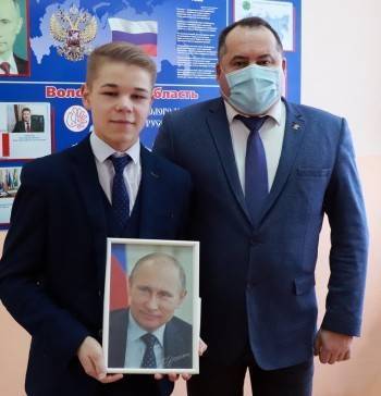 Школьник из Сокола получил подарок от Путина