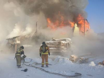 Цех по деревообработке загорелся в Томске. Фото