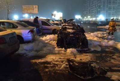Ночью на проспекте Строителей в Кудрово дотла сгорел Mercedes