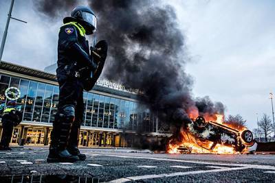 В Нидерландах второй день идут протесты против комендантского часа