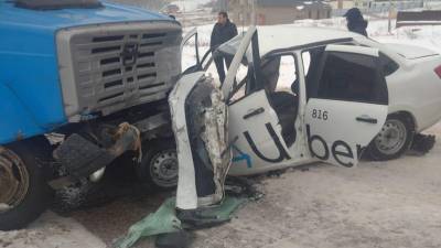 В Башкирии такси с пассажиром попало под грузовик