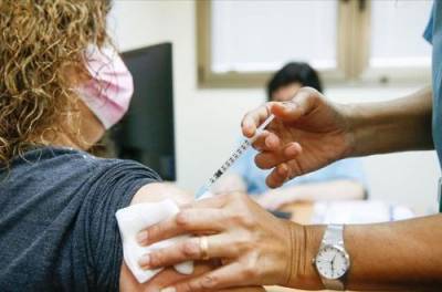 Зеленский заявил о начале вакцинации от COVID-19 в Украине в феврале