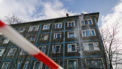 Рабочий рухнул с крыши во время чистки снега в Кировской области