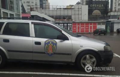 В Киеве заметили автомобиль с эмблемой спецподразделения ФСБ РФ — фото