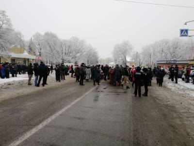 Украинцы массово перекрывают трассы: возобновились тарифные протесты